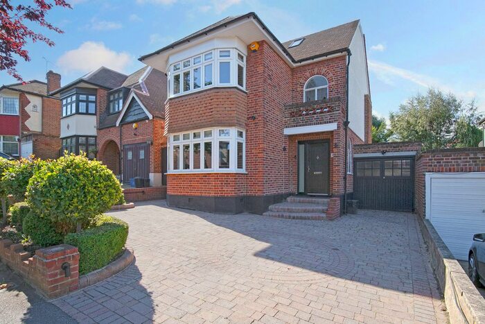 4 Bedroom Detached House To Rent In Chiltern Way, Woodford Green, IG8