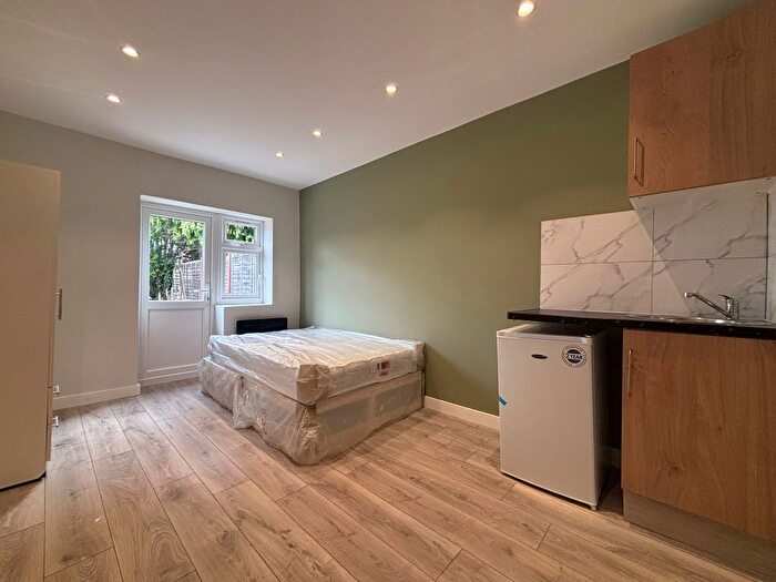 End Of Terrace House To Rent In Lime Grove, Guildford, GU1