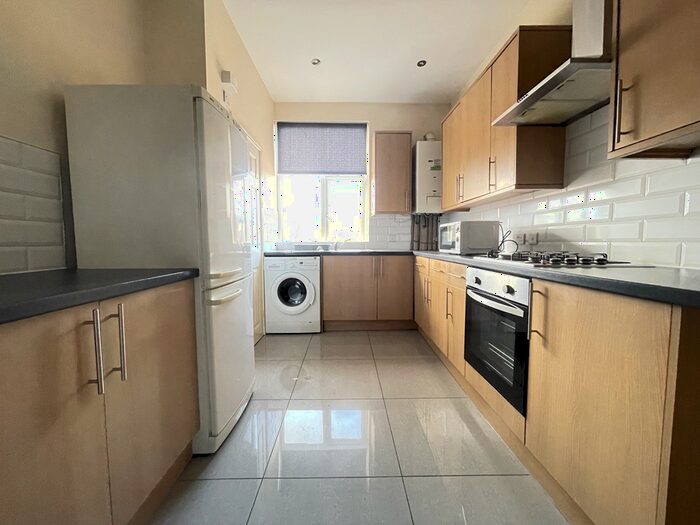 1 Bedroom Apartment To Rent In Roundhay Road, Leeds, LS8