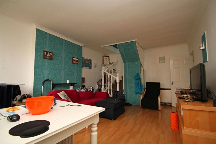 1 Bedroom Flat To Rent In Wellington Way, London, E3