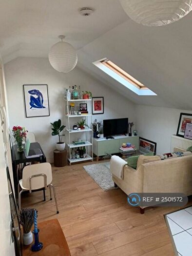 2 Bedroom Flat To Rent In Graham Road, London, E8