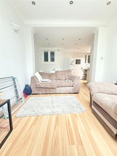 3 Bedroom Flat To Rent In Montana Road, London, SW17