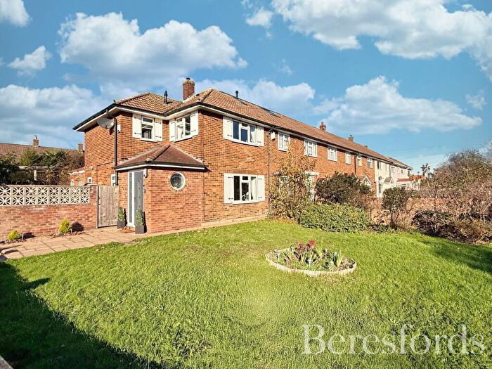 2 Bedroom End Of Terrace House For Sale In Mungo Park Road, Rainham, RM13