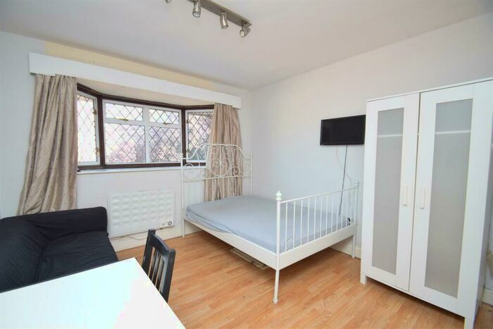 Studio To Rent In Green Lane, Northwood, HA6