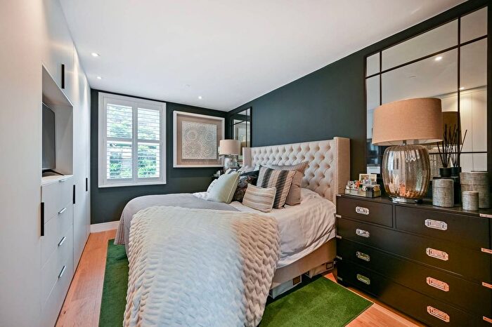 1 Bedroom Flat To Rent In Bridge Road, Hampton Court, East Molesey, KT8