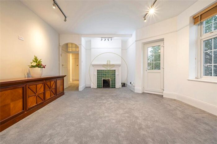 3 Bedroom Apartment To Rent In Finchley Road, London, NW2