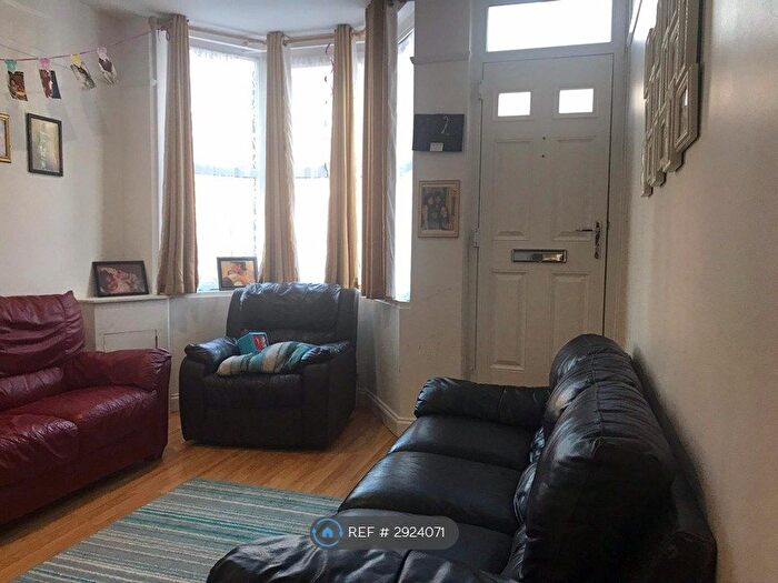 3 Bedroom Terraced House To Rent In Russell Rise, Luton, LU1