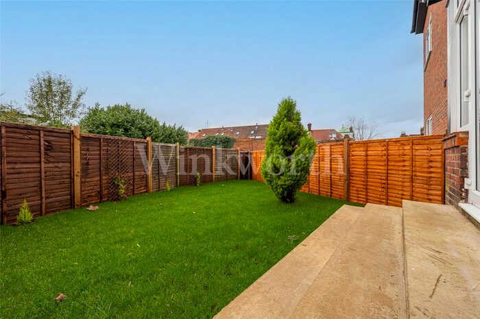 2 Bedroom Flat To Rent In Woodstock Road, London, NW11