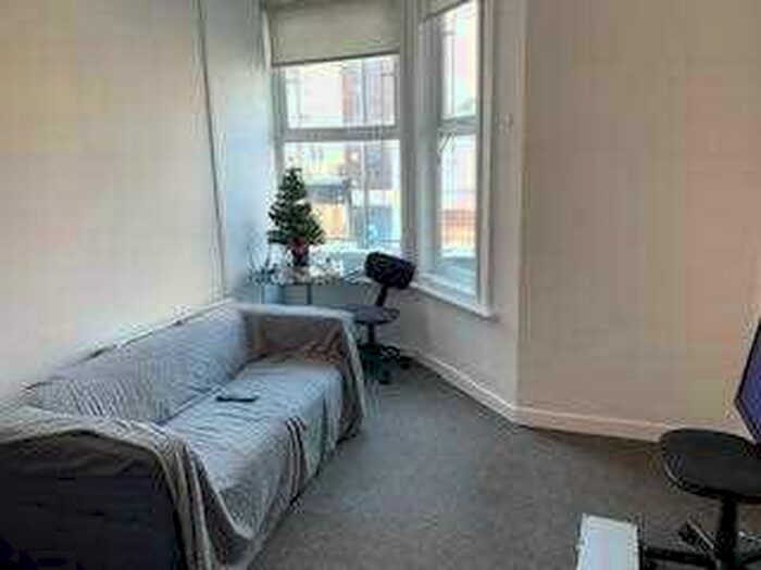 3 Bedroom Apartment To Rent In Holdenhurst Road, Bournemouth, Bournemouth, BH8