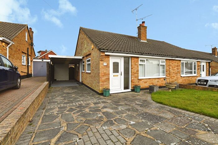 2 Bedroom Semi Detached Bungalow For Sale In Farm Way, Benfleet, SS7