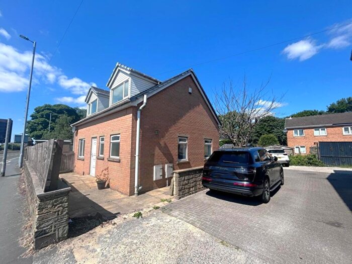 4 Bedroom Detached House For Sale In Rooley Lane, Bradford, BD5