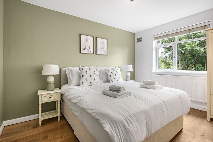 3 Bedroom Property To Rent In Chatsworth Gardens, Surrey ., KT3