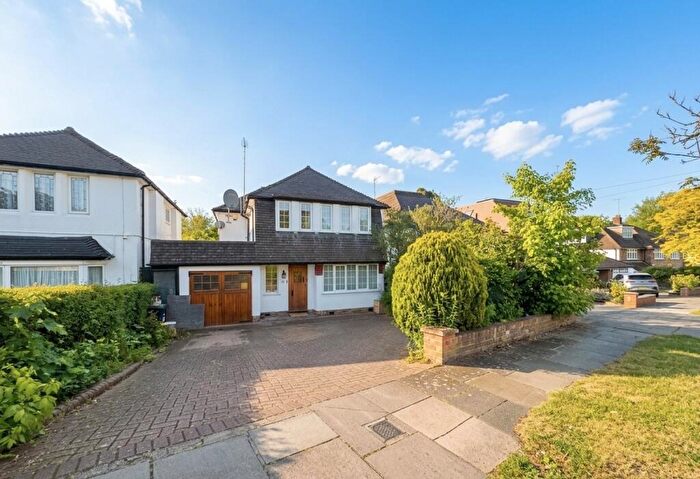 3 Bedroom Detached House For Sale In Houndsden Road, Winchmore Hill, N21