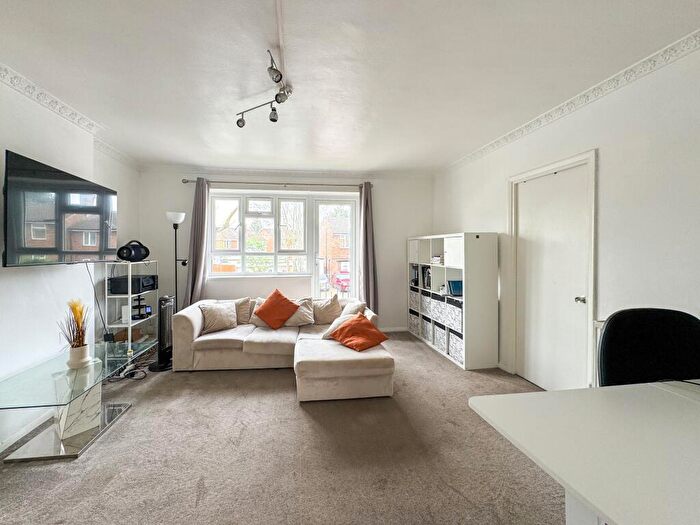 3 Bedroom Flat To Rent In Bushfield Crescent, Edgware, HA8