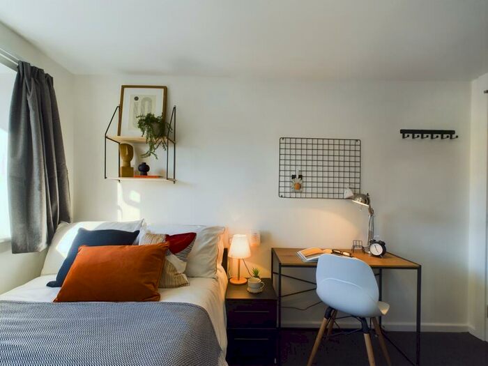 6 Bedroom Property To Rent In -Bed House, Brookside, Kedleston Street, &#;Derby, DE1