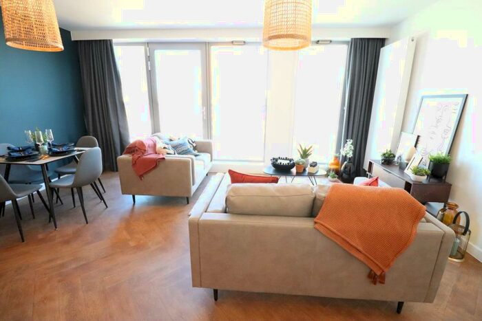 2 Bedroom Apartment To Rent In Broadside, Oldham Road, M4