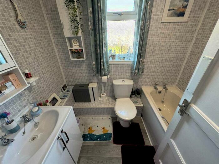3 Bedroom End Of Terrace House For Sale In Fletcher Road, Grimsby, DN34