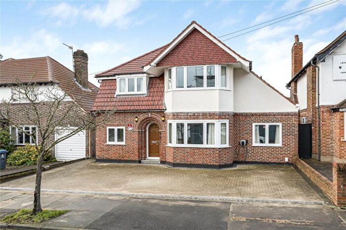 4 Bedroom Detached House To Rent In High Drive, New Malden, Surrey, KT3