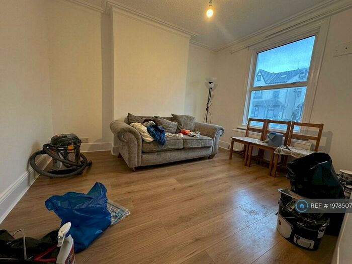 2 Bedroom Flat To Rent In Whitehorse Road, Croydon, CR0
