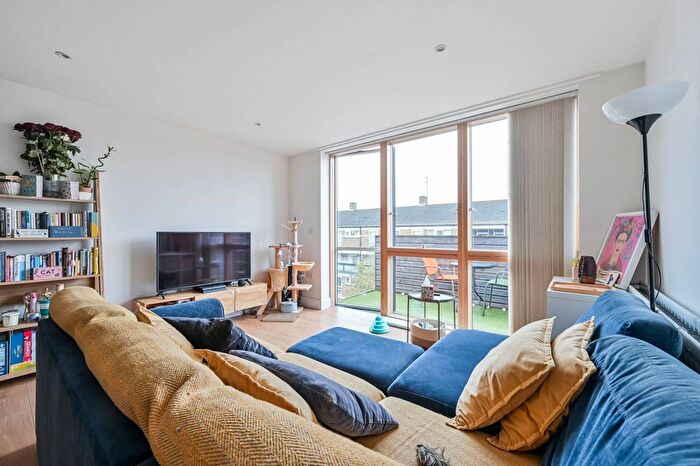 2 Bedroom Flat To Rent In Violet Road, Bow, London, E3