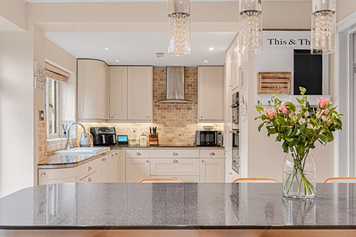 4 Bedroom Detached House For Sale In Willowdale Close, Stroud, Hampshire, GU32