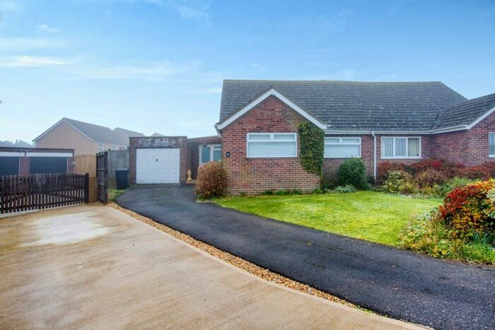 2 Bedroom Semi-Detached Bungalow For Sale In Bushfield Road, Crewkerne, TA18