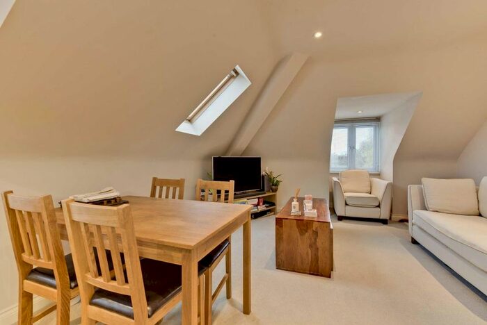 1 Bedroom Flat To Rent In Queens Road, Weybridge, KT13