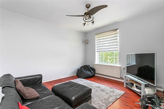 2 Bedroom Flat For Sale In Stamford Hill, London, N16
