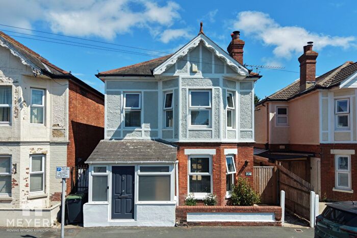 4 Bedroom Detached House For Sale In Station Road, Christchurch, BH23
