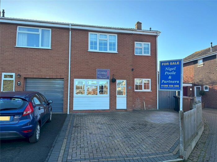 3 Bedroom Semi-Detached House For Sale In Elm Road, Drakes Broughton, Pershore, Worcestershire, WR10