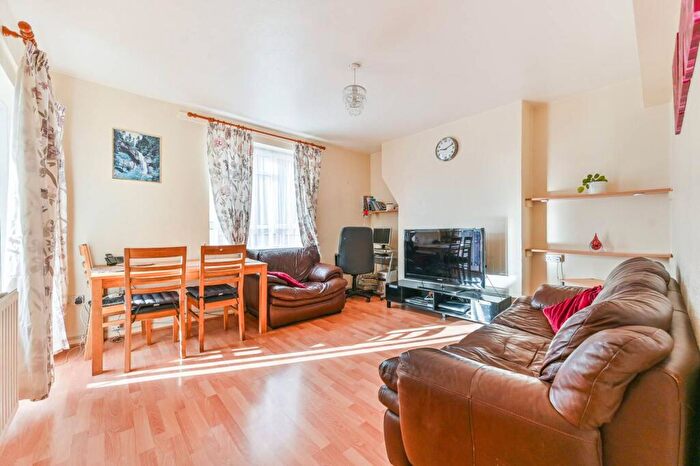 2 Bedroom Flat For Sale In Kingswood Estate, West Dulwich, London, SE21