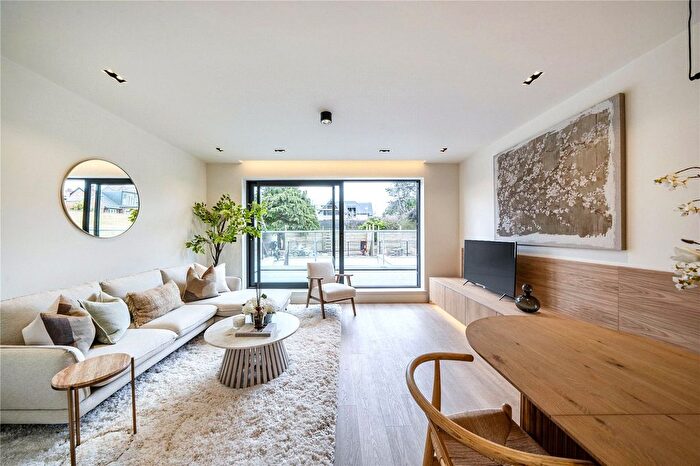 3 Bedroom Flat To Rent In Creswick Road, London, W3