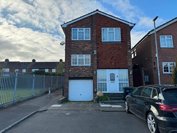 3 Bedroom Detached House To Rent In St. Josephs Close, Luton, Bedfordshire, LU3