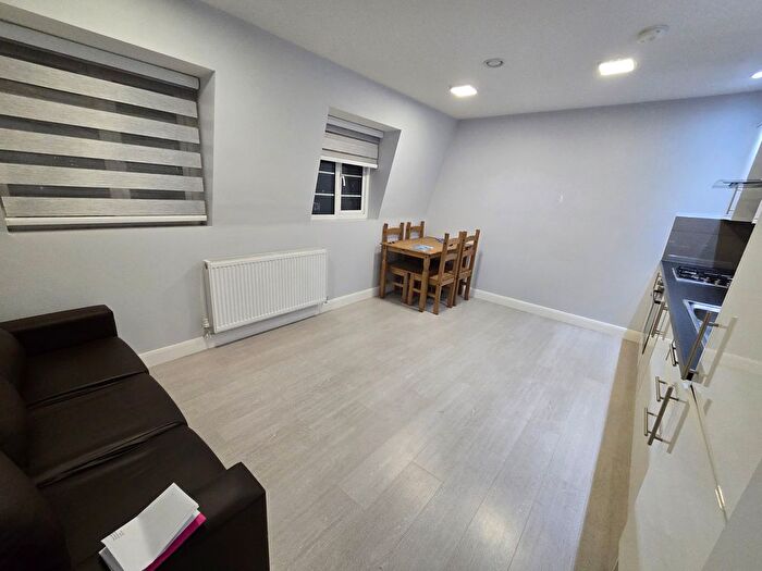 3 Bedroom Flat To Rent In Avington Court, Old Kent Road, Bermondsy, London, SE1