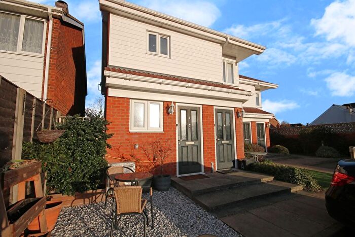 2 Bedroom Maisonette For Sale In Ashmead Close, Ashford, TW15