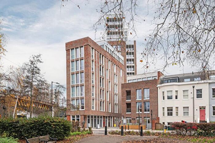 2 Bedroom Flat For Sale In Maple Path, Hackney, London, E5