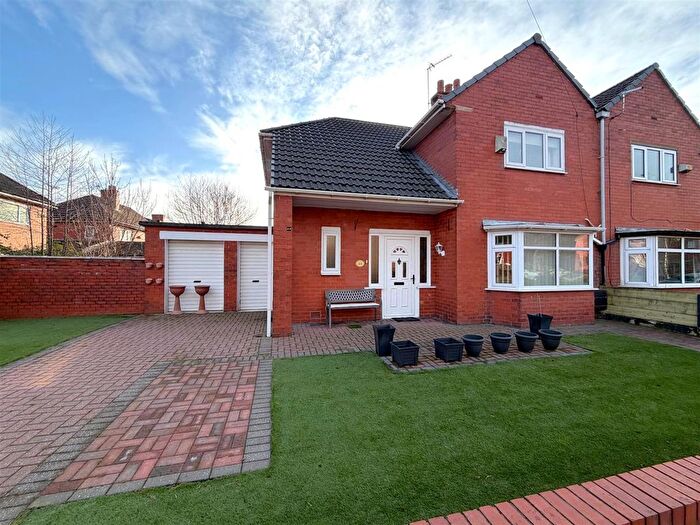 4 Bedroom Semi-Detached House For Sale In Birch Avenue, Westhoughton, Bolton, BL5
