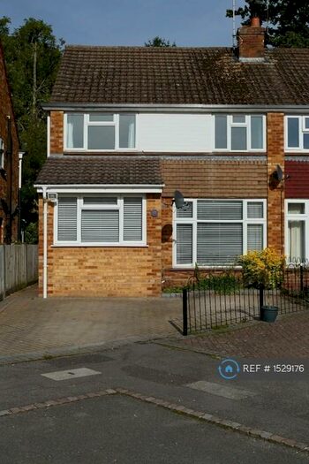 3 Bedroom Semi-Detached House To Rent In Lyon Road, Crowthorne, RG45