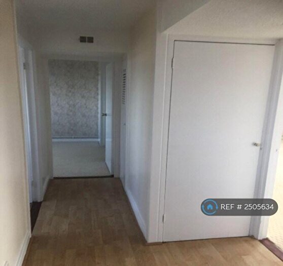 2 Bedroom Flat To Rent In Mountbatten Square, Windsor, SL4