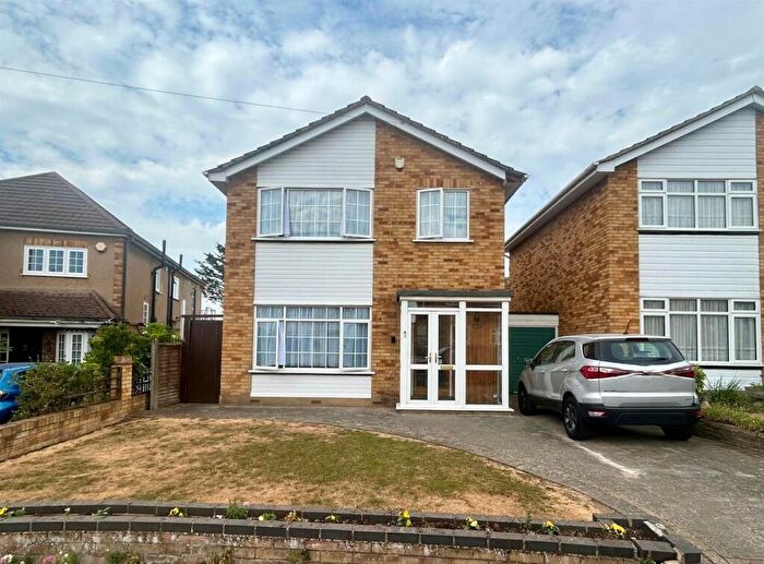 3 Bedroom Detached House To Rent In Chipperfield Close, Upminster, RM14