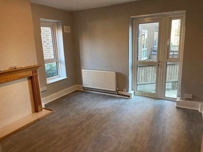 2 Bedroom Flat To Rent In Upper Clapton Road, London, E5
