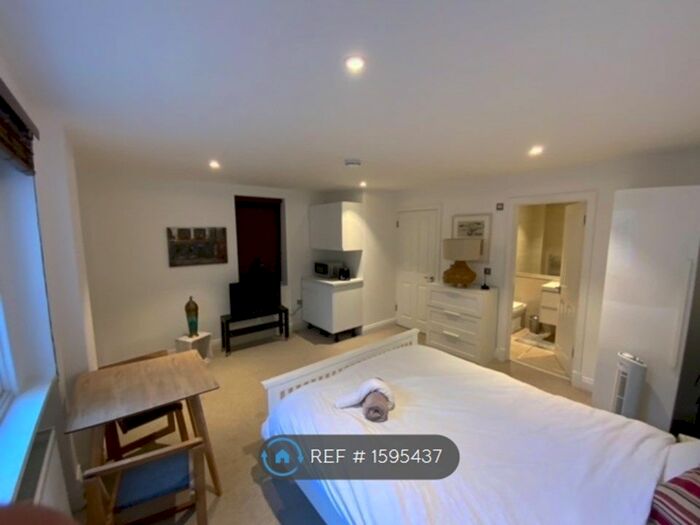 Studio To Rent In Argyle Square, London, WC1H