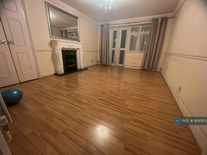 3 Bedroom Flat To Rent In Rainham Road South, Dagenham, RM10