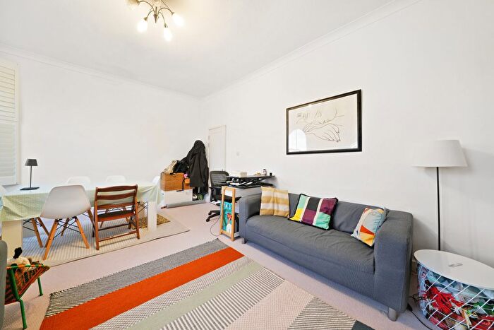 3 Bedroom Flat To Rent In Martell Road, West Dulwich, London, SE21