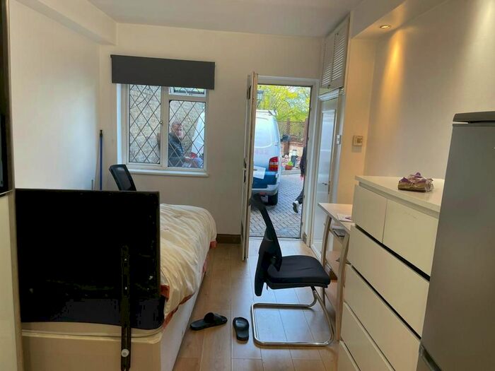 Studio To Rent In Beavers Lane, Hounslow, TW4