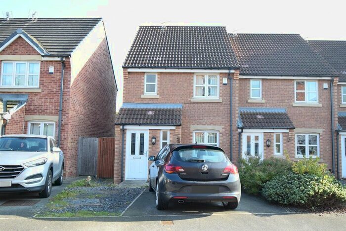 3 Bedroom Town House To Rent In Royal Troon Drive, Wakefield, WF1