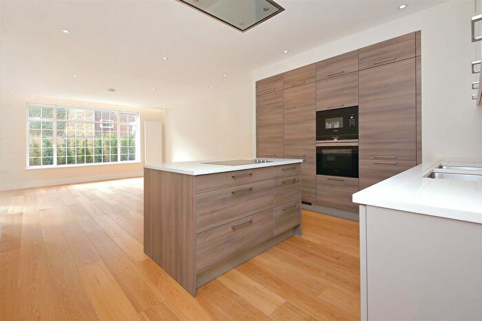 2 Bedroom Flat To Rent In Beechcroft Avenue, Golders Green, London, NW11