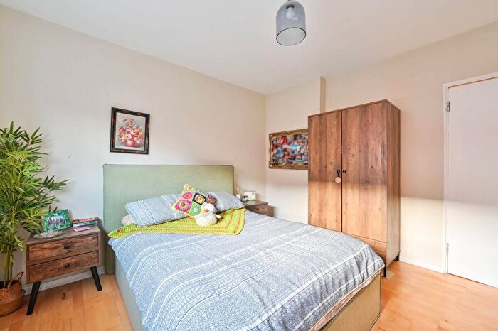 2 Bedroom Flat For Sale In Raul Road, Peckham Rye, London, SE15