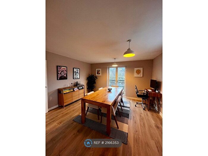 2 Bedroom Flat To Rent In Leeds, Farsley, Pudsey, LS28