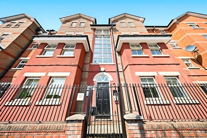 2 Bedroom Flat For Sale In Parrs Wood Road, Manchester, M20